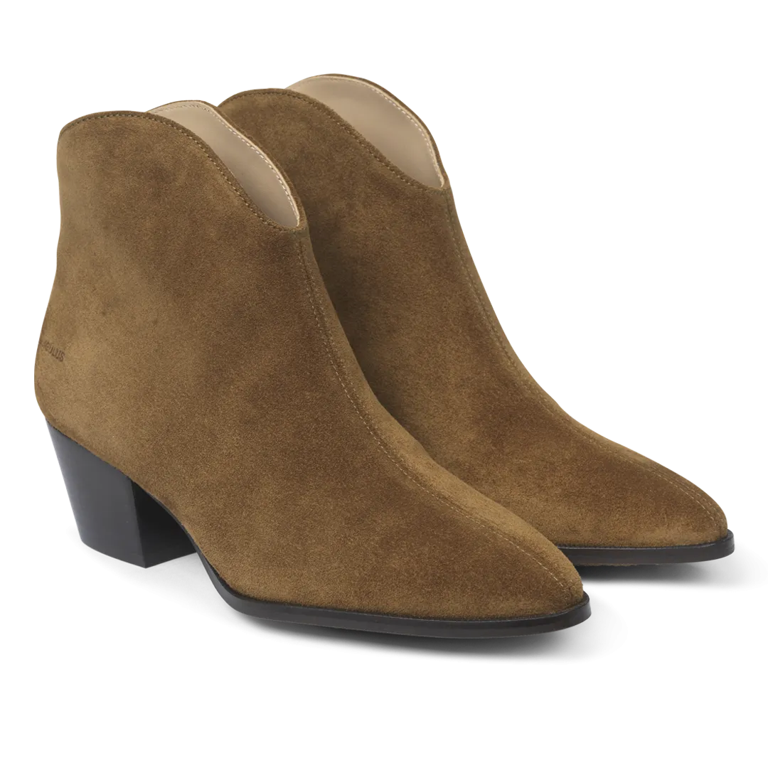 Ankle boot with heel