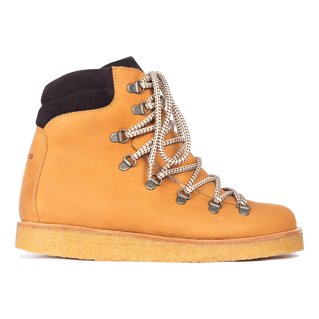 Boot with wool lining and laces