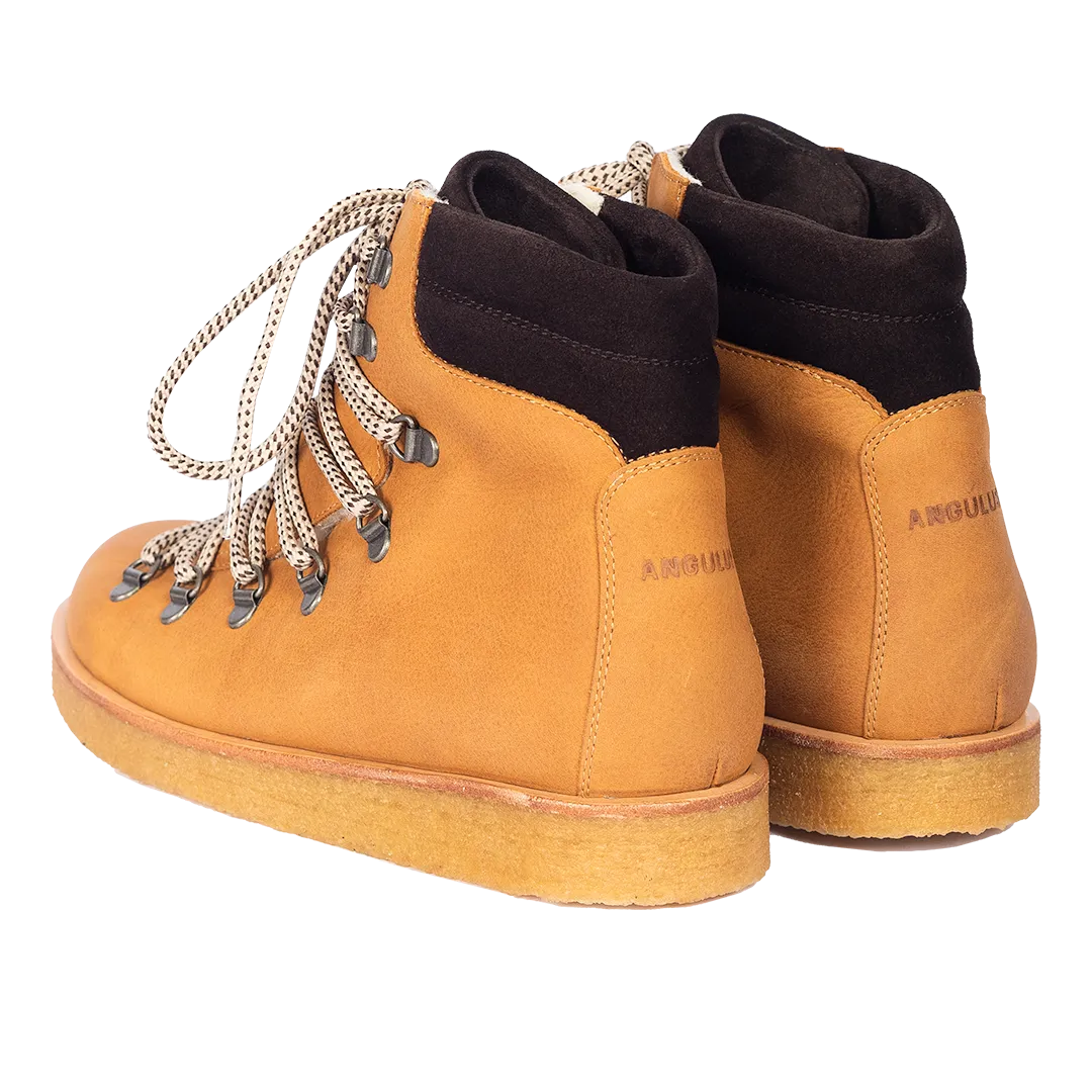 Boot with wool lining and laces