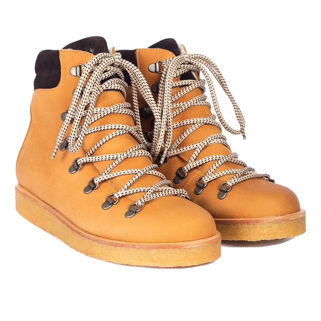 Boot with wool lining and laces