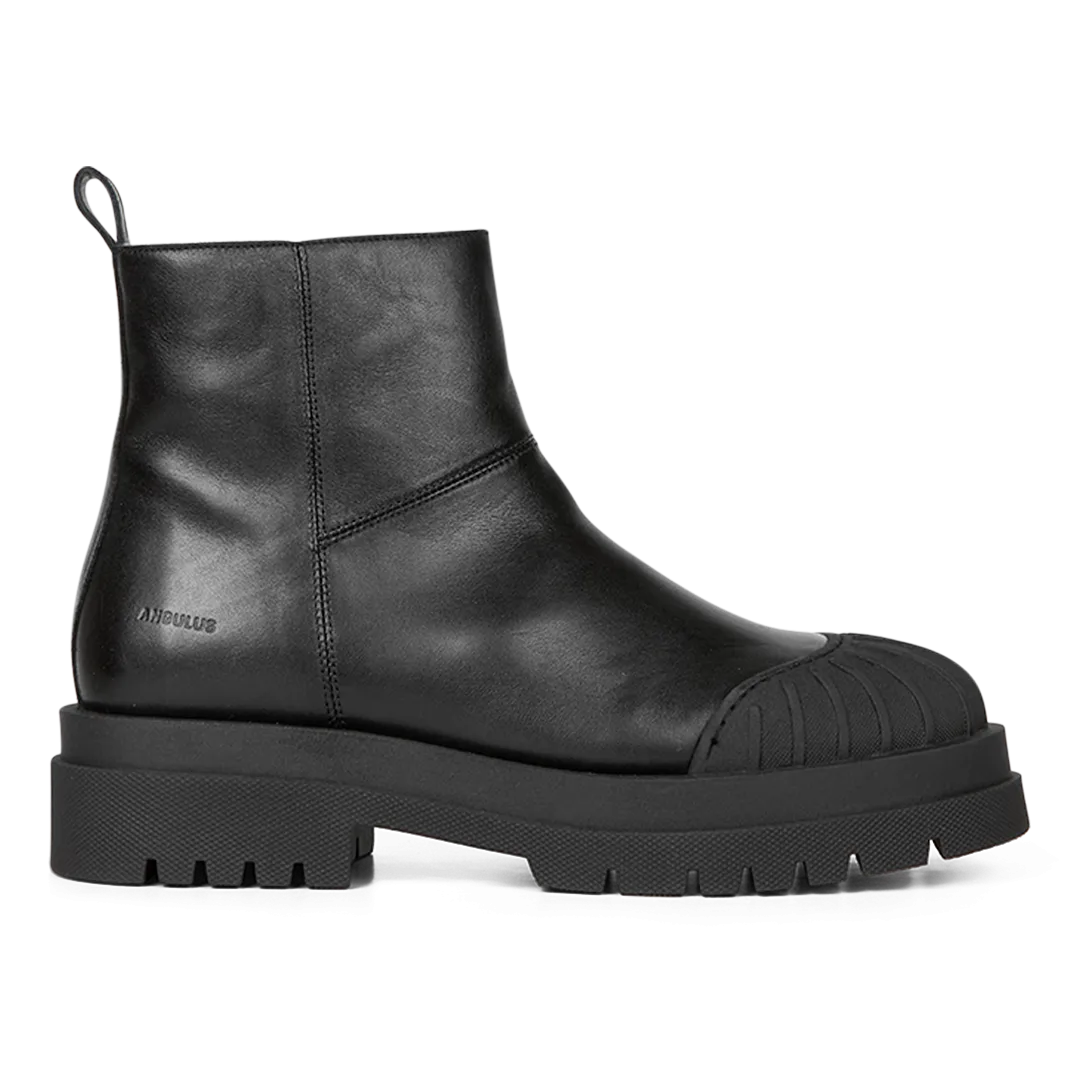 Boot with wool lining
