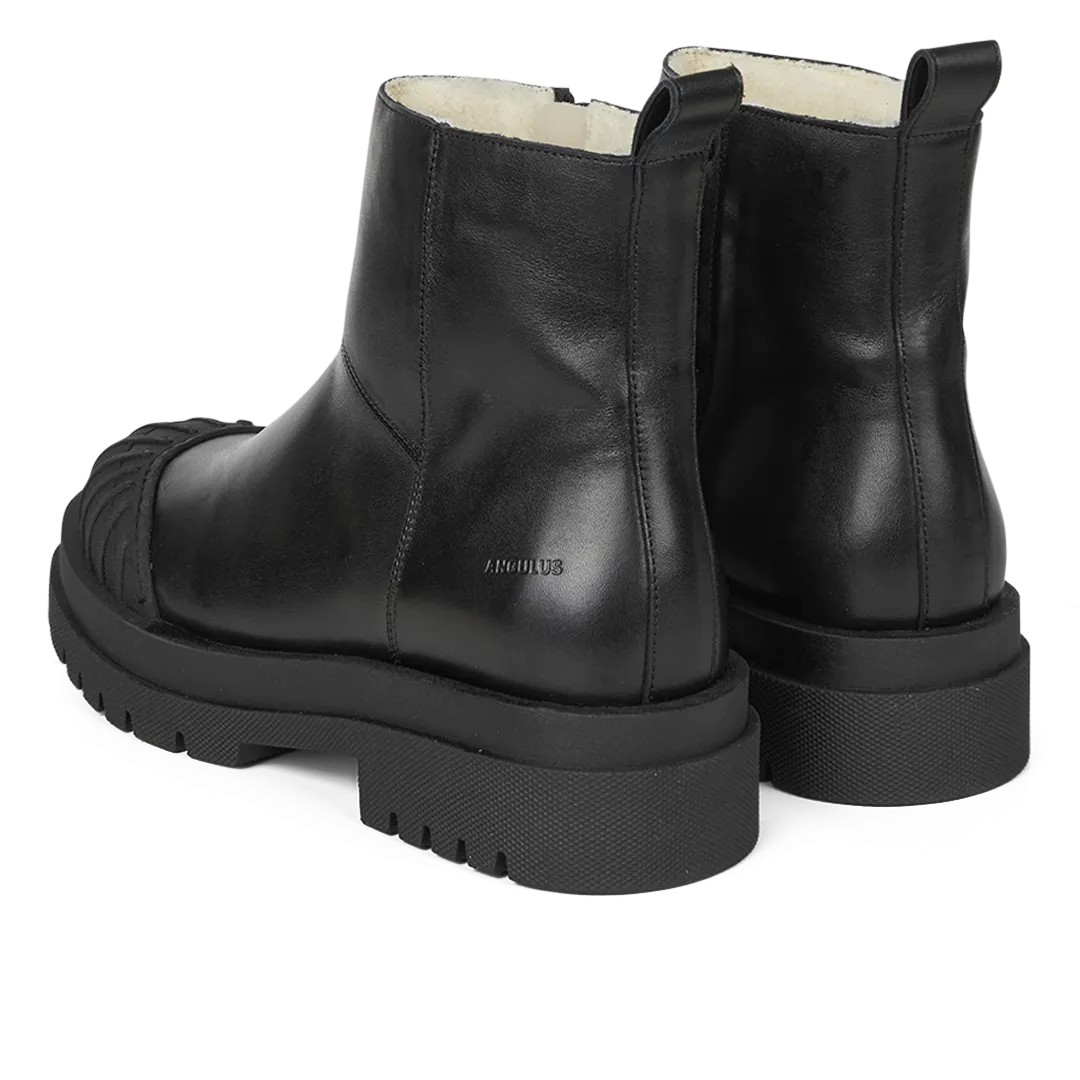 Boot with wool lining
