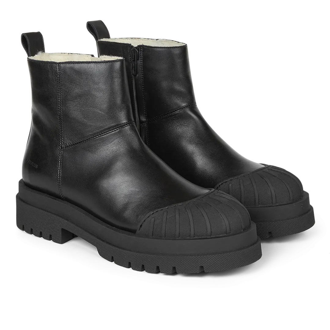 Boot with wool lining