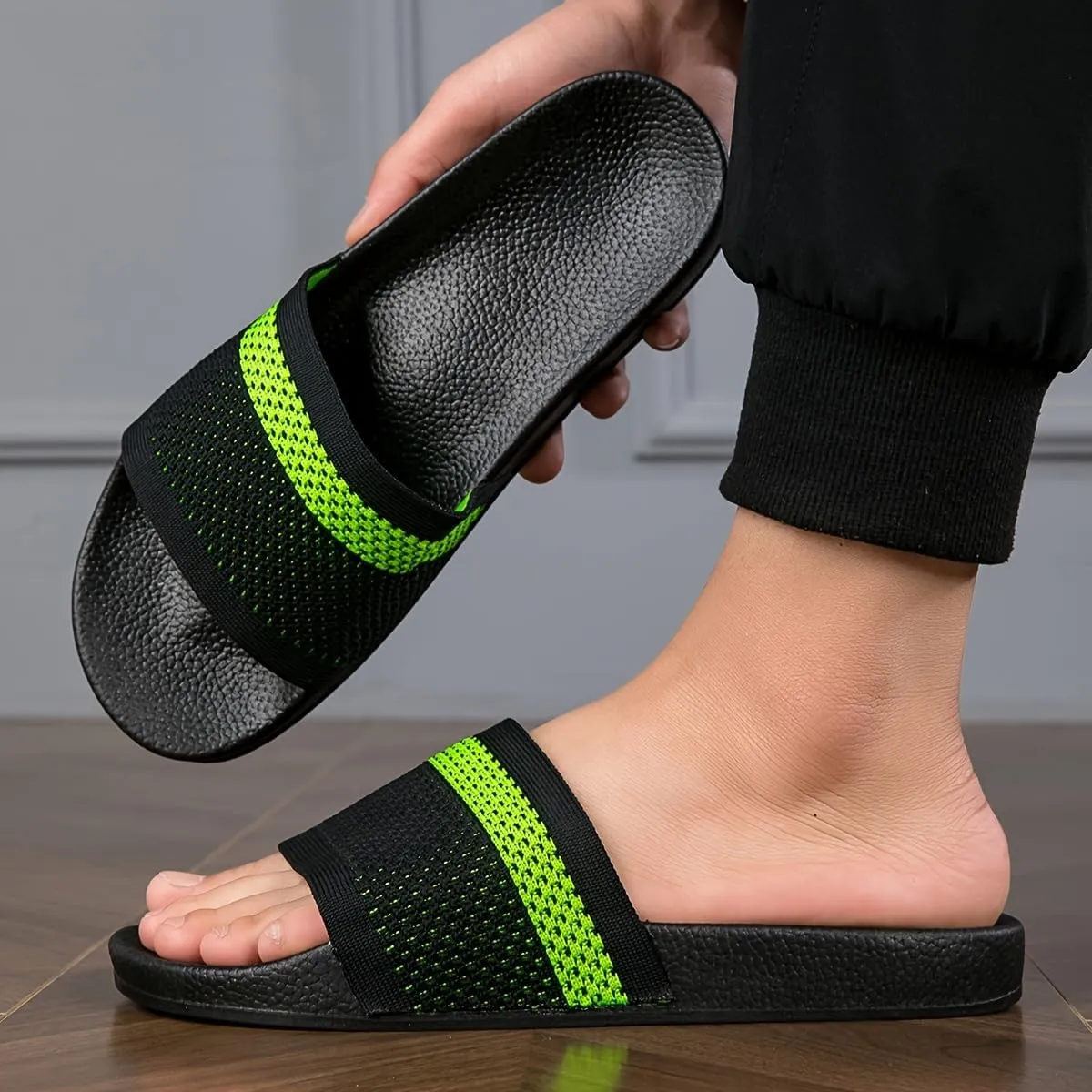Casual and simple men's summer slippers, outdoor flat-bottomed soft-soled flip-flops, home bathroom