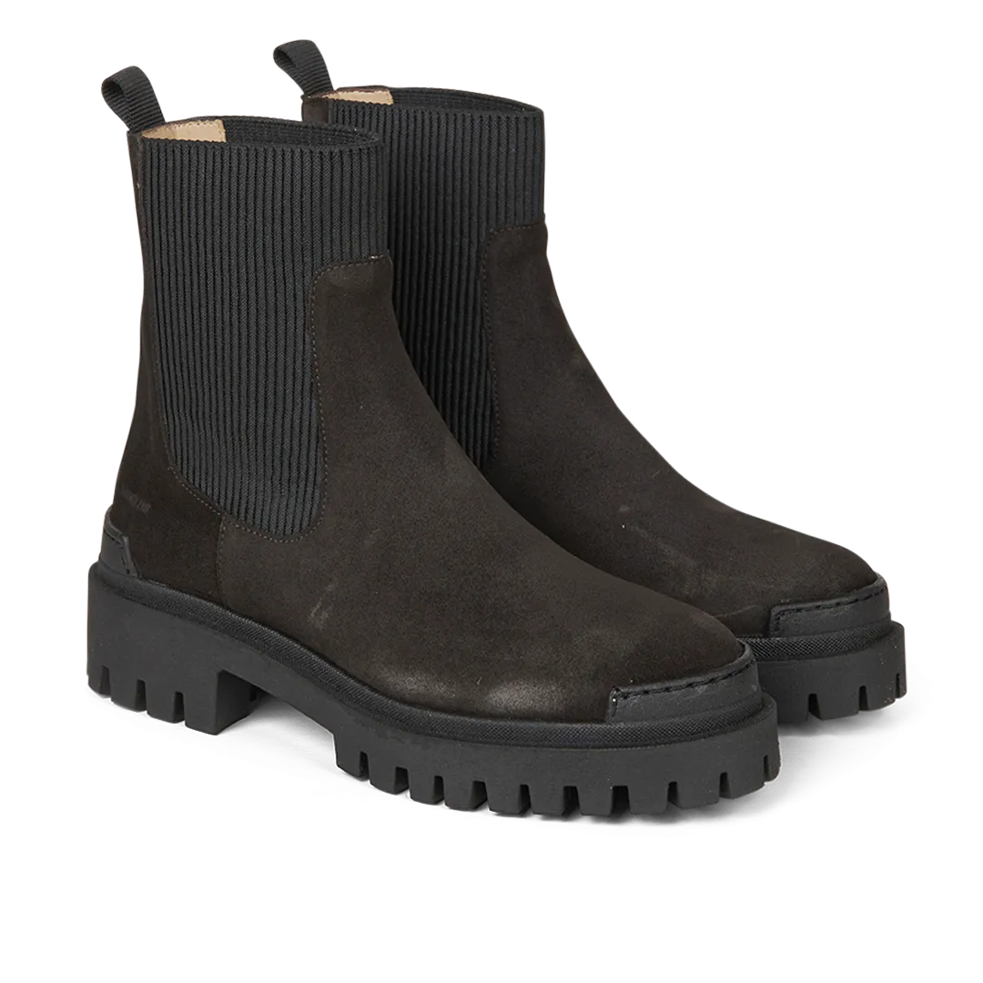 Chelsea boot with elastic