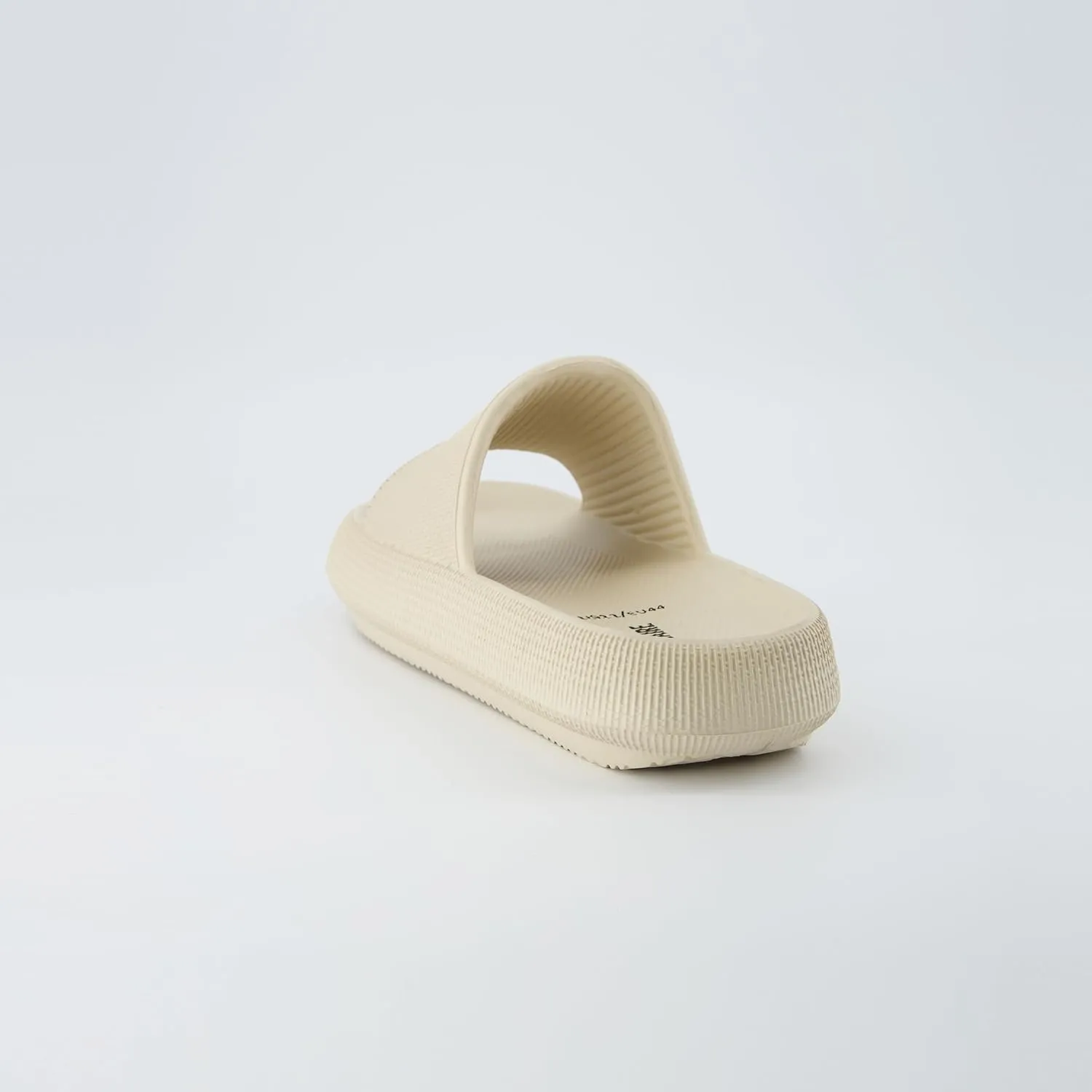 CUSHIONAIRE Men's Feather cloud recovery pool slide with  Comfort