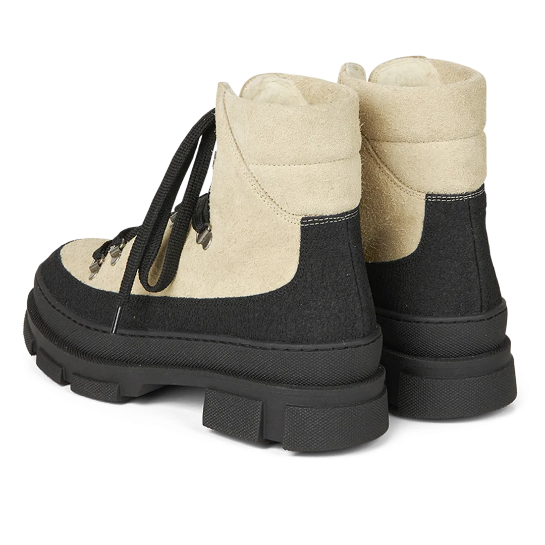 Lace-up boot with soft merino wool lining