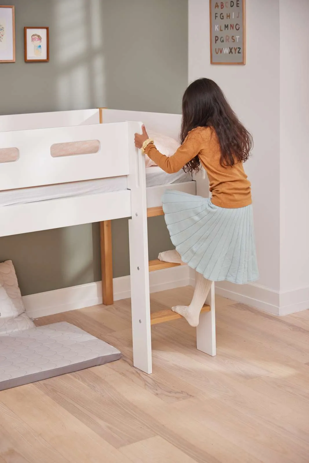 Mid-High Bed with Ladder and Safety Rail, 90x200 cm, White/Oak